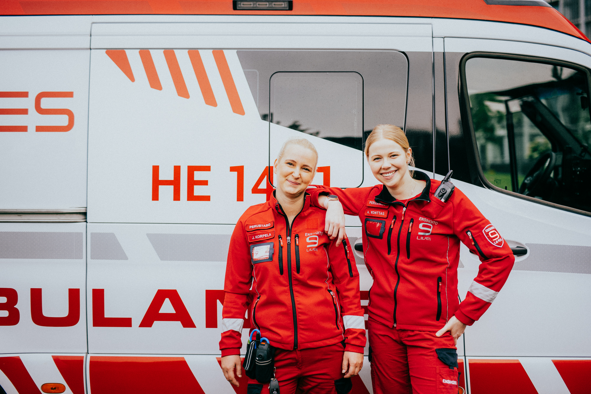 Kaksi ensihoitajaa ambulanssin edessä